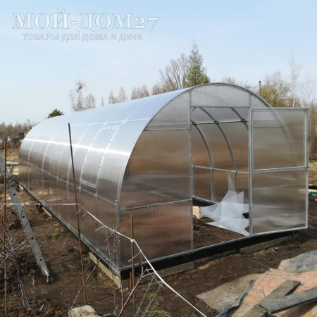 Теплица Крепче Усиленная 8 метров с поликарбонатом | Мой-Дом27 | Каркас изготовлен из оцинкованной замкнутой трубы 30*20 мм.<br>
 Ширина - 3 метра. Высота - 2,1 метра. Длина 8 метров. <br>
 Выдерживаемая снеговая нагрузка - 230 кг/м2. Выдерживаемая ветровая нагрузка - до 28 м/с.<br>
 <b>ЦЕЛЬНОСВАРНЫЕ ТОРЦЫ и ДУГИ. Расстояние между дугами 0,65 метра.</b><br>
 Толщина металла дуг 1 мм. Ширина двери 0,96 метра.<br>